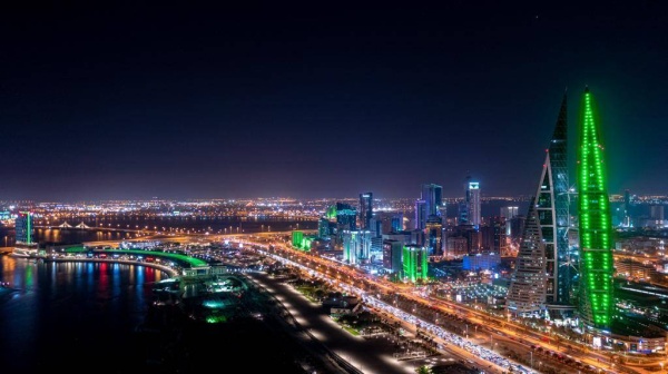 مباني البحرين ومعالمها تزدان باللون الأخضر احتفالاً باليوم الوطني السعودي