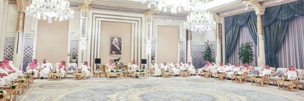 الملك وخادم الحرمين الشريفين يستعرضان مسار العلاقات التاريخية ومختلف جوانب التعاون والعمل المشترك