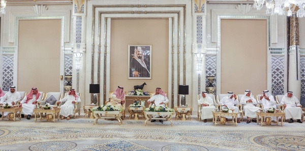 الملك وخادم الحرمين الشريفين يستعرضان مسار العلاقات التاريخية ومختلف جوانب التعاون والعمل المشترك