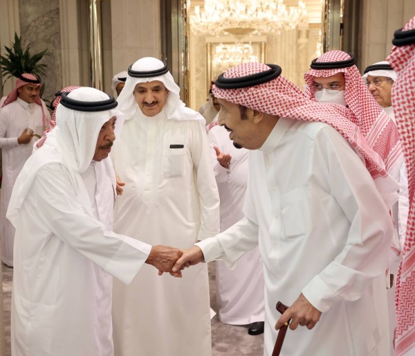 الملك وخادم الحرمين الشريفين يستعرضان مسار العلاقات التاريخية ومختلف جوانب التعاون والعمل المشترك