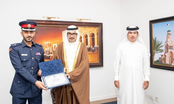 محافظ الجنوبية يكرم عدداً من ضباط الدفاع المدني تقديراً لمستوى التنسيق الأمني والشراكة المجتمعية