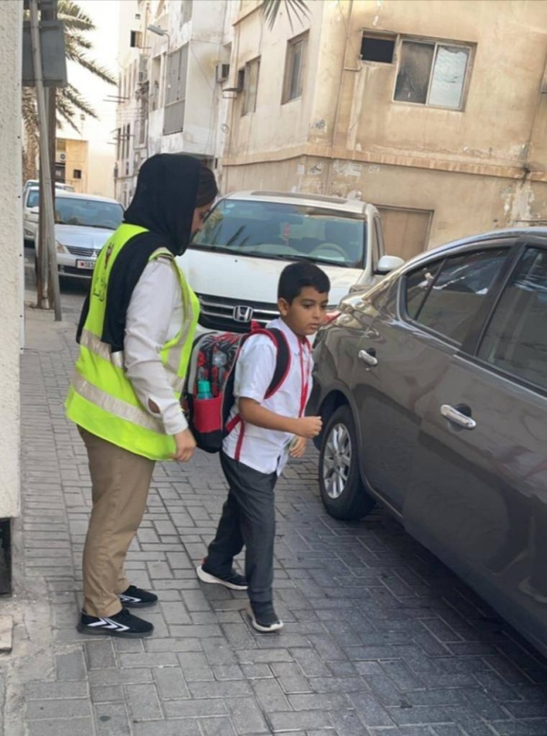 حارسة الأمن &laquo;أميرة&raquo; تكسب إعجاب أولياء الأمور لدورها البارز في المدرسة