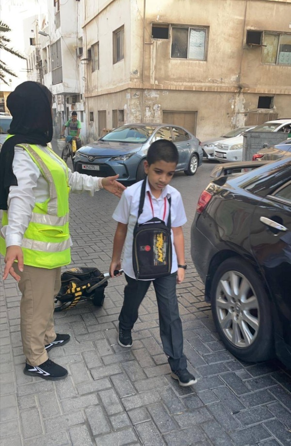 حارسة الأمن &laquo;أميرة&raquo; تكسب إعجاب أولياء الأمور لدورها البارز في المدرسة