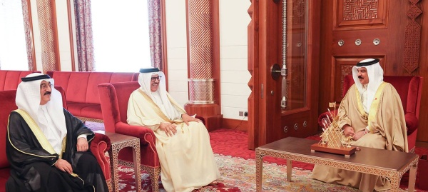 ملك البلاد يستقبل سفير البحرين لدى فرنسا