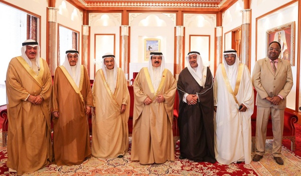 الملك يستقبل الفريق طبيب الشيخ محمد بن عبد الله آل خليفة والشيخ خالد بن عبد الله آل خليفة