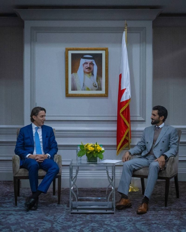 ناصر بن حمد يجتمع مع مستشار الطاقة في الولايات المتحدة