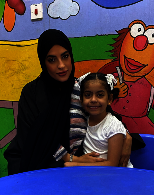 نجمتان بالتمثيل والمسرح المدرسي.. الأم وابنتها عنوان الإبداع الفني في ابتدائية المستقبل