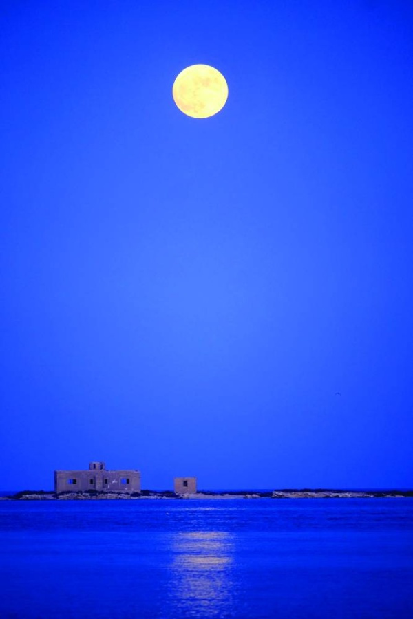 اكتمال بدر شهر ربيع الثاني في سماء البحرين