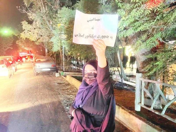 المرأة المحجبة في طليعة احتجاجات إيران