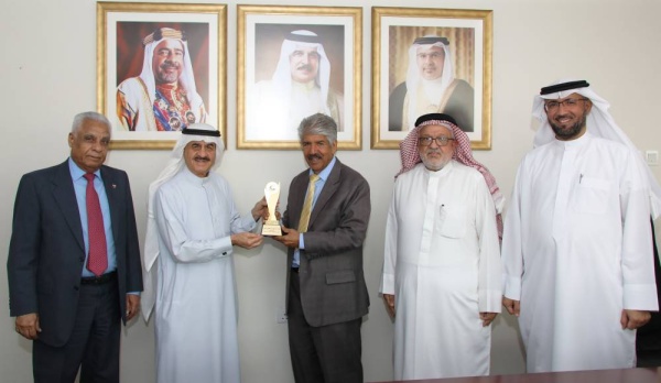 منح الدكتور مصطفى السيد العضوية الفخرية لجمعية البحرين لرعاية الوالدين