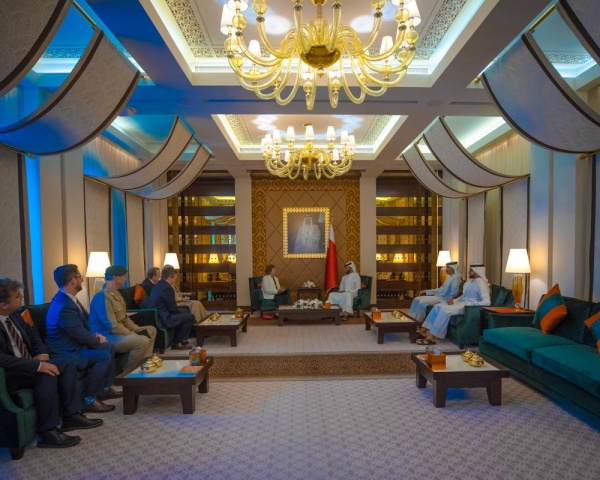 ناصر بن حمد يستقبل وفداً من لجنة الدفاع والعلاقات الدولية بمجلس اللوردات البريطاني&lrm;&lrm;