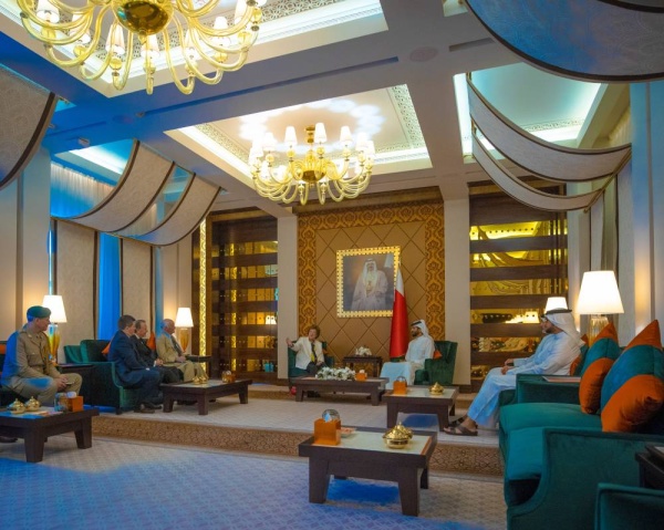 ناصر بن حمد يستقبل وفداً من لجنة الدفاع والعلاقات الدولية بمجلس اللوردات البريطاني&lrm;&lrm;