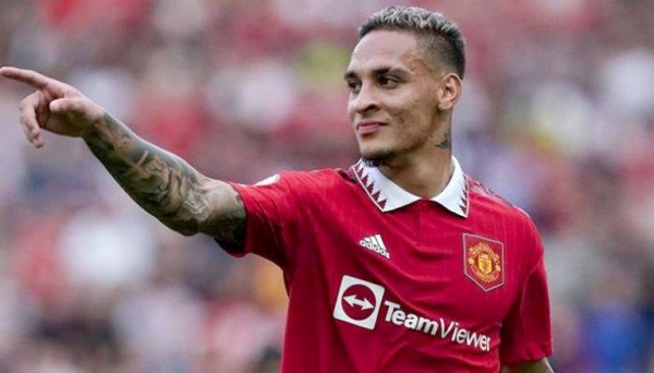 اعتذار إجباري بطلها سكولز