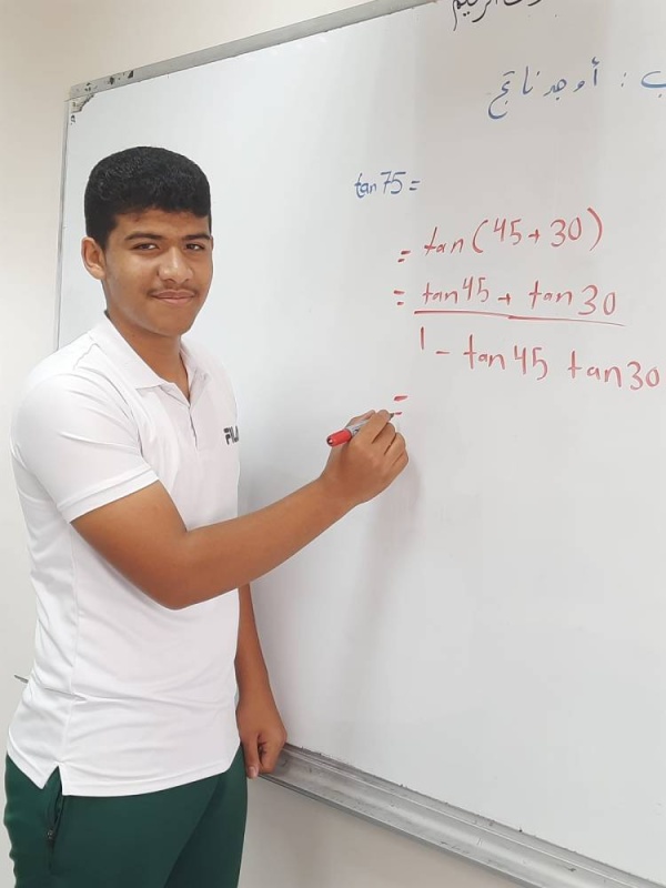 من متلقٍ للعلم إلى مساهمٍ في نشره.. الطالب محمد جاسم يشرح الرياضيات والفيزياء بتميز واقتدار