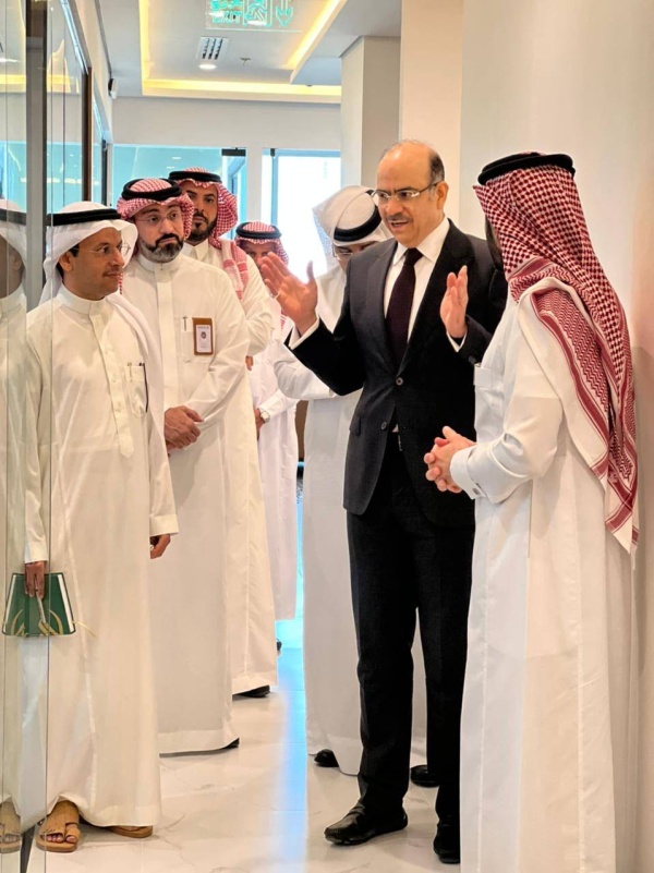 وزير الشؤون القانونية يزور مركز الدراسات والبحوث القانونية في الرياض