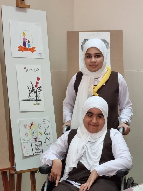 45 لوحة فنية طلابية تتغنى بمكانة المعلم وإنجازاته