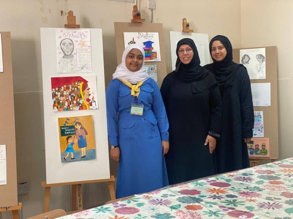 45 لوحة فنية طلابية تتغنى بمكانة المعلم وإنجازاته