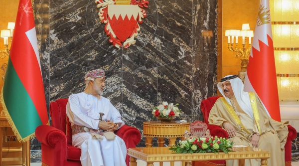 الملك وسلطان عمان يستعرضان الروابط التاريخية والتعاون الأخوي