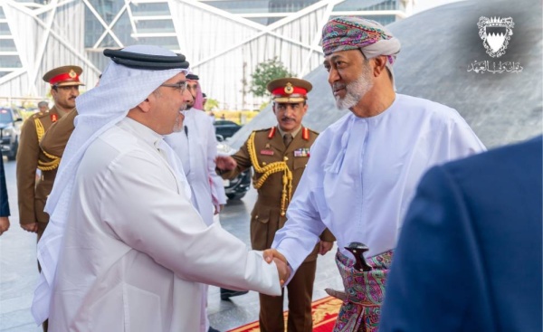 ولي العهد رئيس مجلس الوزراء رئيس مجلس التنمية الاقتصادية: الحرص على تعزيز التعاون والتنسيق المشترك مع عُمان الشقيقة في كافة المجالات