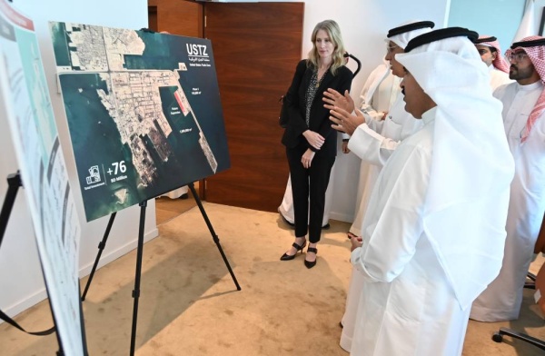 وزير الصناعة وسفير البحرين لدى الولايات المتحدة الأمريكية يقومان بزيارة منطقة التجارة الأمريكية الواقعة في مدينة سلمان الصناعية