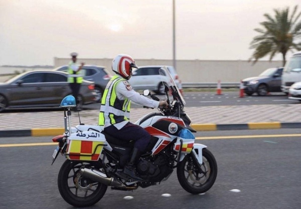 ازدحام مروري على شارع الشيخ عيسى بن سلمان باتجاه جسر الملك فهد إثر تدهور مركبة