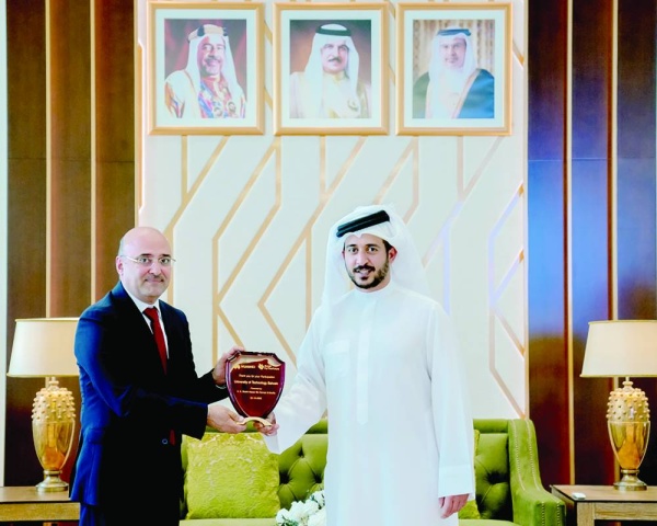 خالد بن حمد يرعى حفل تكريم الخريجين من برنامج huawei seeds