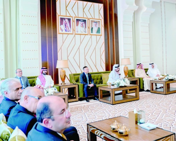 خالد بن حمد يرعى حفل تكريم الخريجين من برنامج huawei seeds