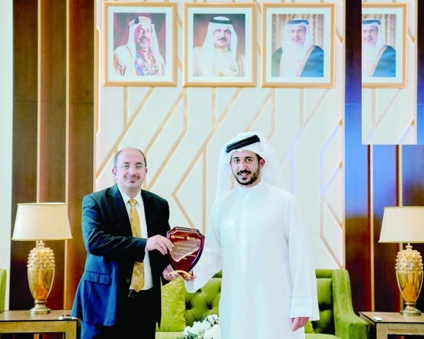 خالد بن حمد يرعى حفل تكريم الخريجين من برنامج huawei seeds