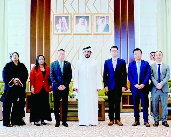 خالد بن حمد يرعى حفل تكريم الخريجين من برنامج huawei seeds