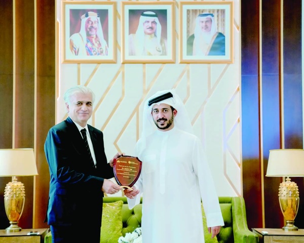 خالد بن حمد يرعى حفل تكريم الخريجين من برنامج huawei seeds