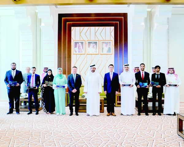 خالد بن حمد يرعى حفل تكريم الخريجين من برنامج huawei seeds