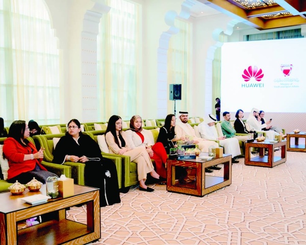 خالد بن حمد يرعى حفل تكريم الخريجين من برنامج huawei seeds