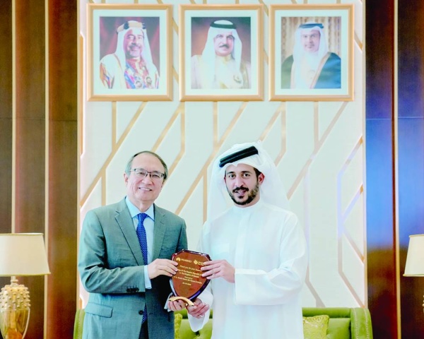 خالد بن حمد يرعى حفل تكريم الخريجين من برنامج huawei seeds