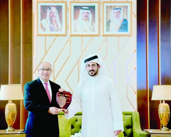 خالد بن حمد يرعى حفل تكريم الخريجين من برنامج huawei seeds