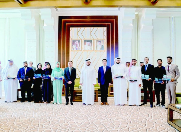 خالد بن حمد يرعى حفل تكريم الخريجين من برنامج huawei seeds