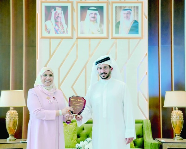 خالد بن حمد يرعى حفل تكريم الخريجين من برنامج huawei seeds