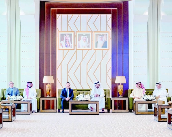 خالد بن حمد يرعى حفل تكريم الخريجين من برنامج huawei seeds