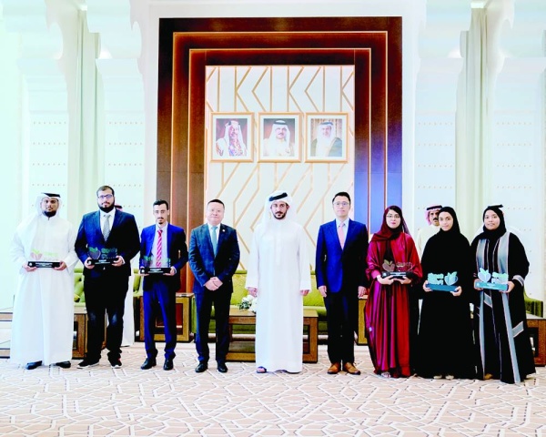 خالد بن حمد يرعى حفل تكريم الخريجين من برنامج huawei seeds