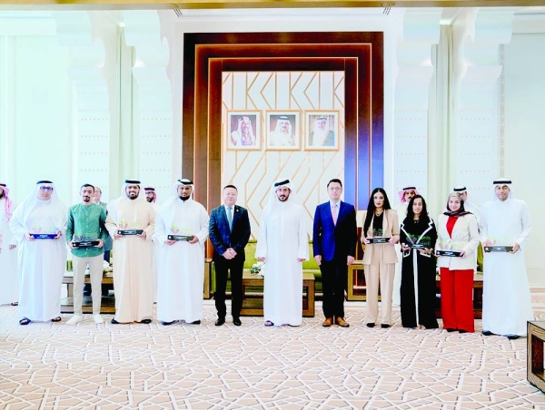 خالد بن حمد يرعى حفل تكريم الخريجين من برنامج huawei seeds