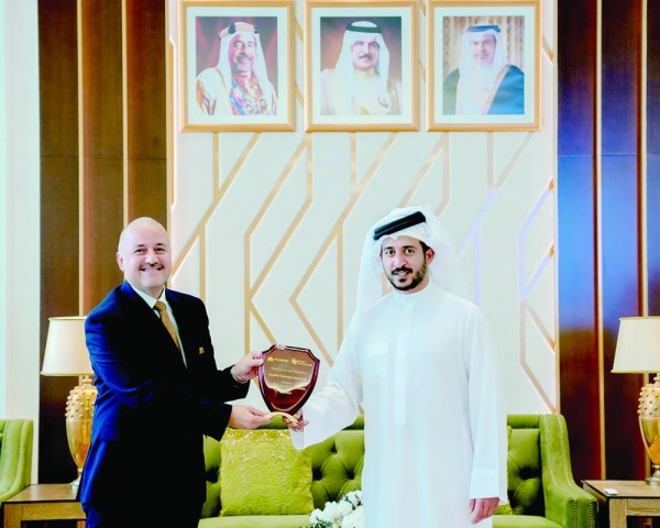 خالد بن حمد يرعى حفل تكريم الخريجين من برنامج huawei seeds