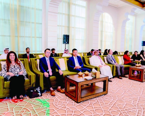 خالد بن حمد يرعى حفل تكريم الخريجين من برنامج huawei seeds