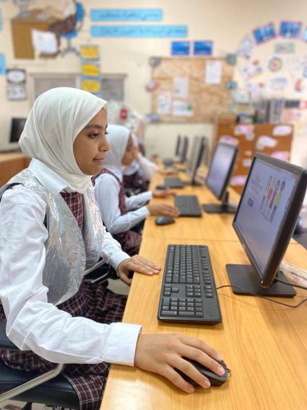 طالبة ابتدائي تدرب 500 زميلة لها على الإنتاج الرقمي