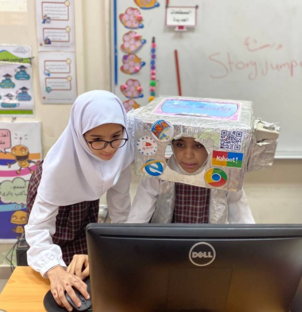 طالبة ابتدائي تدرب 500 زميلة لها على الإنتاج الرقمي