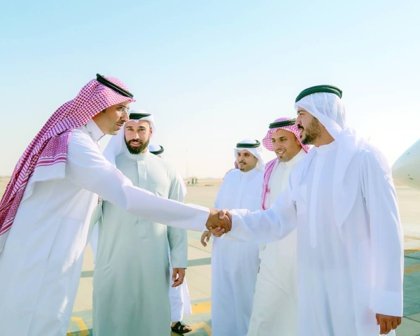 خالد بن سلطان في مقدمة مستقبلي خالد بن حمد