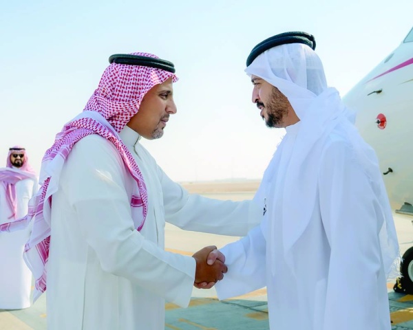 خالد بن سلطان في مقدمة مستقبلي خالد بن حمد