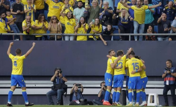 الدوري الإسباني: قادش يتغلب على أتليتكو مدريد 3-2