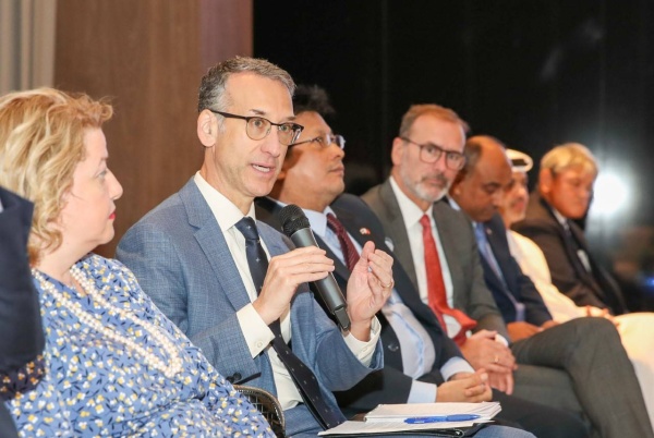 المؤيد: بناء شراكات نوعية مع الدول لتوفير فرص تدريبية للشباب البحريني