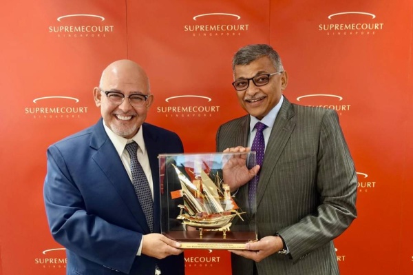 خالد بن علي يناقش التعاون مع سنغافورة لتطوير محكمة تجارية دولية والبحرين كمقر للتحكيم