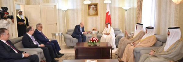 محمد بن مبارك يستقبل رئيس وزراء لبنان
