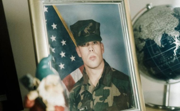 كان ينوي تفجير مسجدٍ فانتهى به المطاف مُسلماً.. قصة ريتشارد ماكيني جندي البحرية الأمريكي